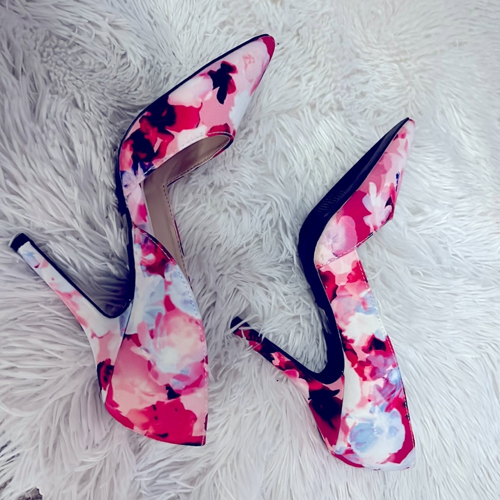 Floral heels these are so cute!